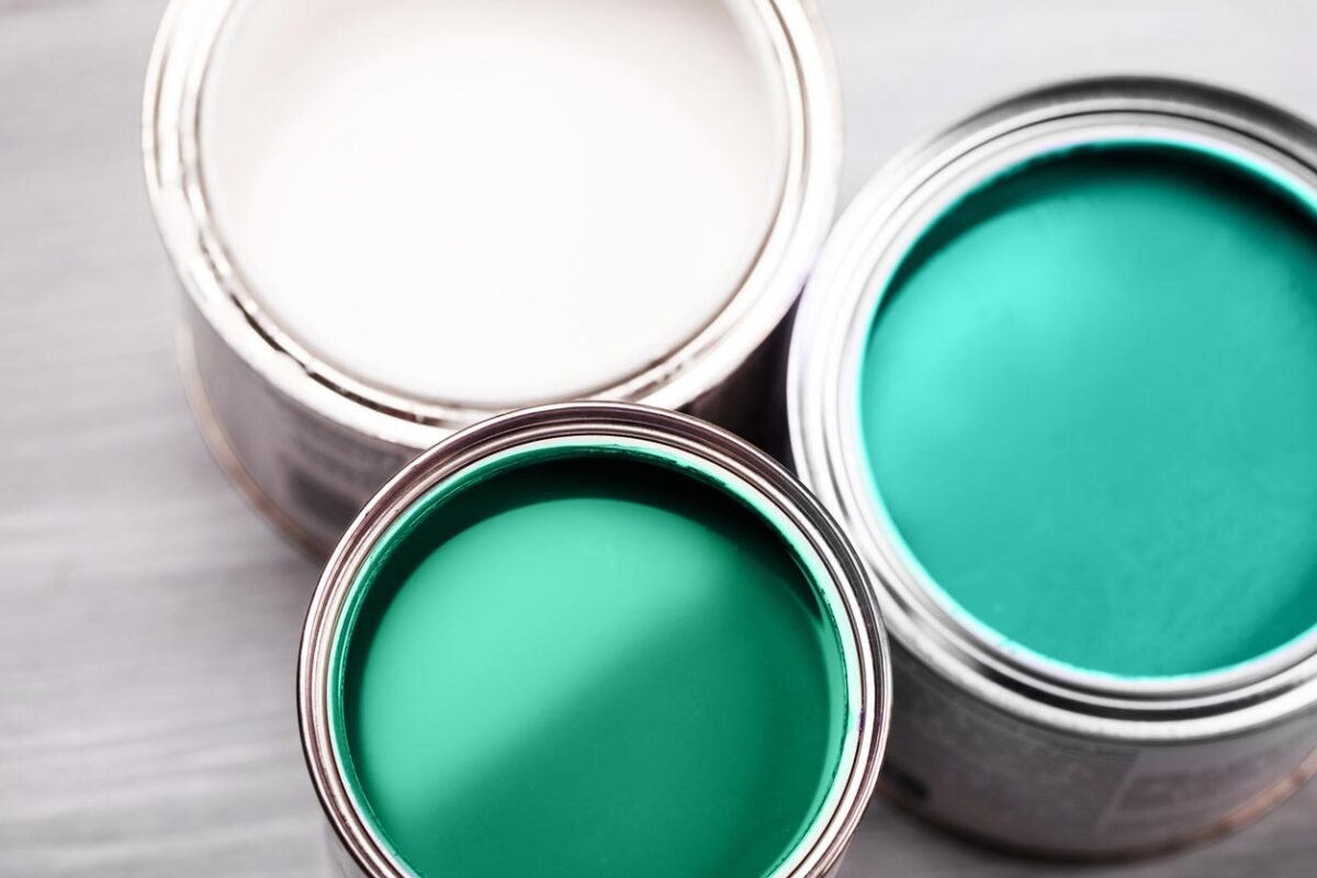 Boites de peinture ouvertes couleur verte et blanc