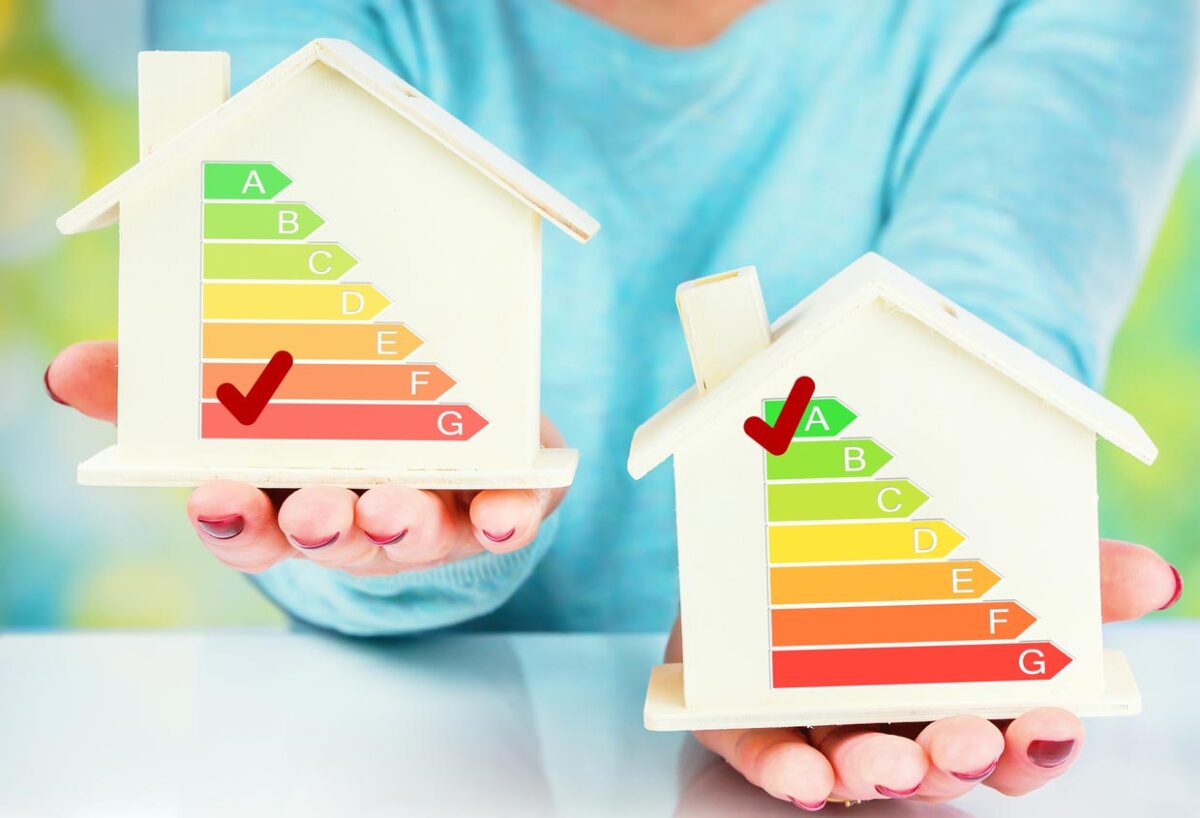 Comparaison de concept entre deux étiquettes de classes énergie de deux petites maisons en bois