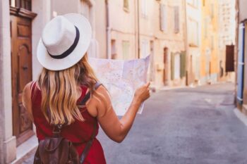 Touriste se balade avec une carte dans une ville Européenne