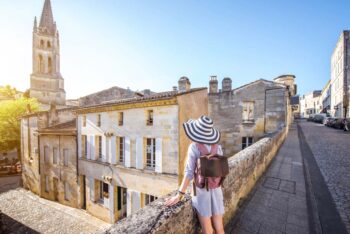 femme visitant un village français