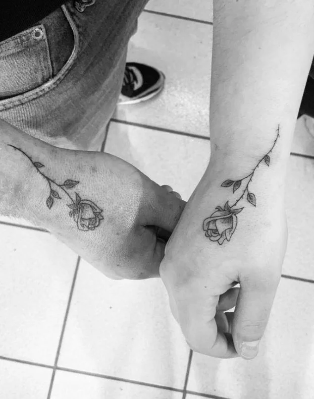 16 Tatouage Couple Rose A Epines Sur La Main Instagram Cna Tattoo.jpg