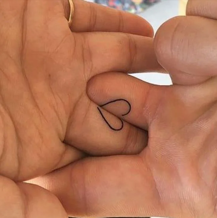 26 Tatouage Couple Discret Coeur Au Doigt Pinterest.jpg