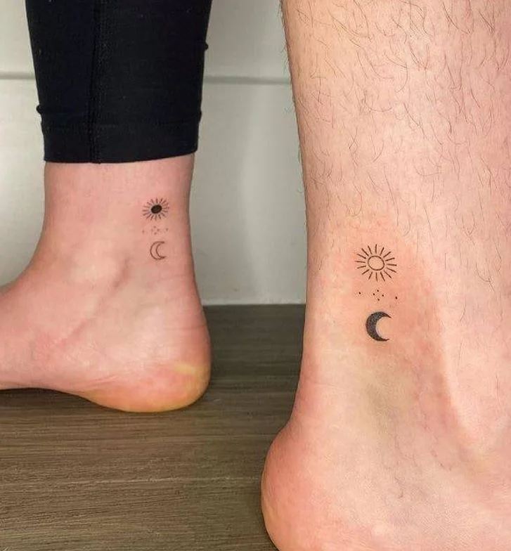 27 Tatouage Lune Et Soleil Noir Et Blanc Discret Pour Couple Instagram Littletattoos.jpg