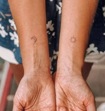 31 Tatouage Couple Discret Lune Et Soleil Sur Le Poignet Instagram Littletattoos 356x375.jpg