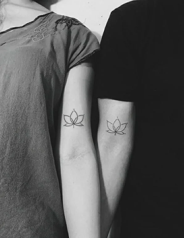 38 Tatouage Couple Discret Mini Lotus Sur Le Bras Instagram Blazhandpoke.jpg
