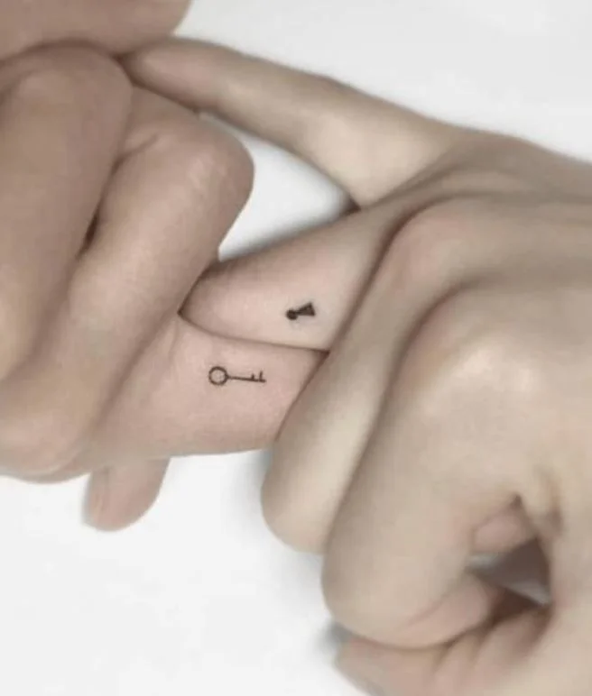 39 Tatouage Couple Cle Et Serrure Sur Le Doigt Pinterest.jpg