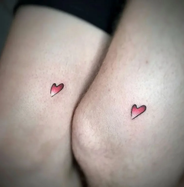 4 Tatouage De Couple Petits Coeurs Degrades En Haut Du Genou Instagram Morganatattoocolmar.jpg