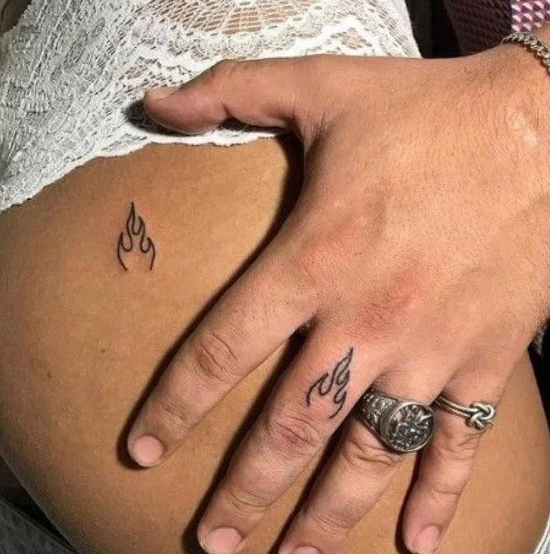 40 Tatouage Couple Flamme De Lamour Discret Instagram One Million Tattoos.jpg