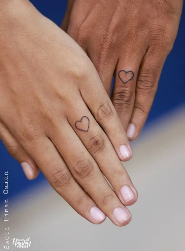 41 Tatouage Coeur Minimaliste Pour Couple Sur Le Doigt Instagram Blue Heaven Tattooz.jpg