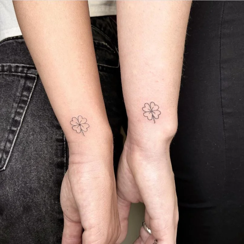 44 Trefle A 4 Feuilles Discret En Tatouage Couple Sur Le Poignet Instagram Rosacata Tattoo.jpg