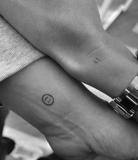 45 Tatouage Emoji Discret Pour Couple Instagram Silviaboschmunoz 449x520.jpg