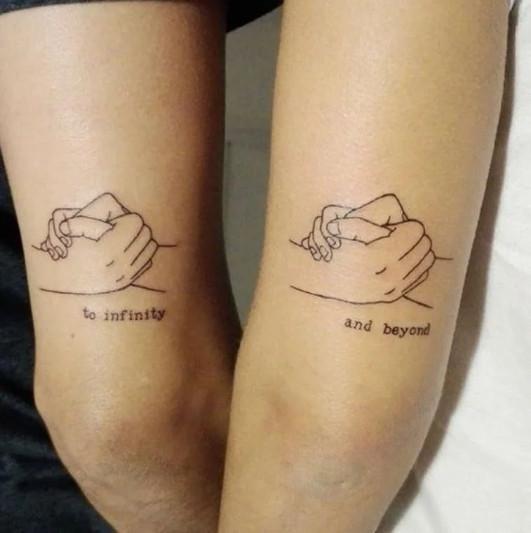 52 Tatouage Phrase Avec Mains Serrees A Faire En Couple Pinterest.jpg