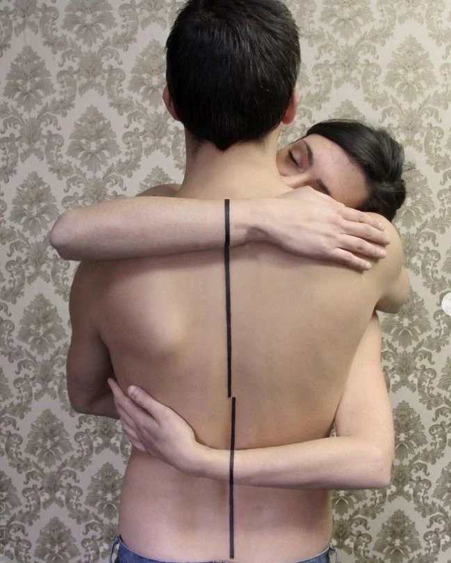 72 Tatouage Ligne Epaisse Verticale Sur Le Dos Instagram Dotstolines.jpg
