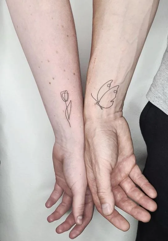 77 Papillon Et Tulipe En Tatouage De Couple Instagram Laskovesmir.jpg