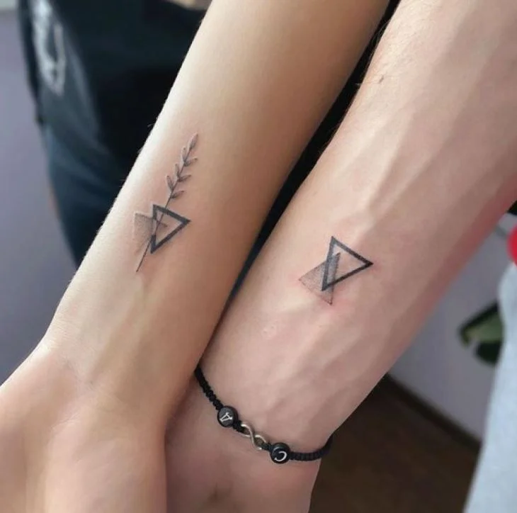 8 Tatouage Couple Triangles A Feuilles Pinterest.jpg