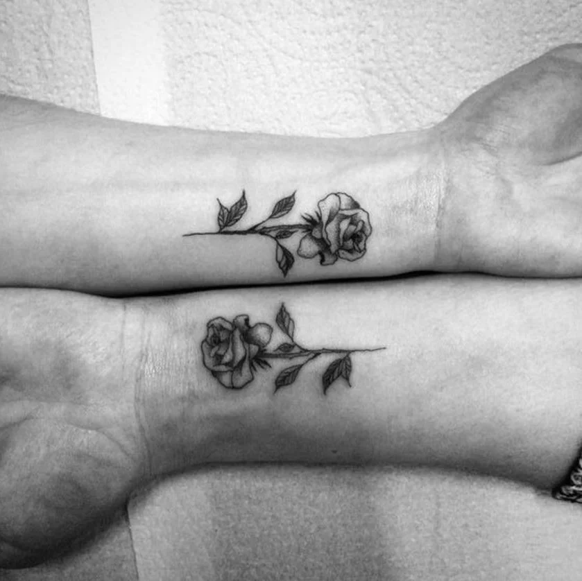 88 Tatouage Couple En Commun Rose Sur Le Poignet Pinterest.jpg