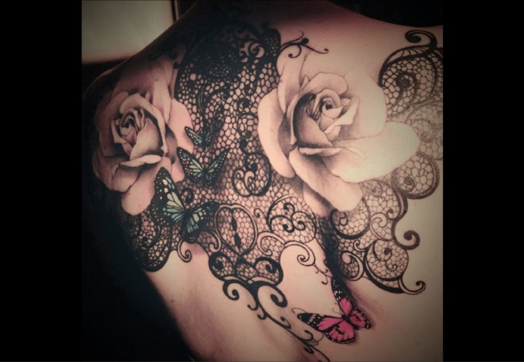 Artiste Inconnu Tatouage Avec De La Dentelle Au Niveau Du Dos1 1024x709