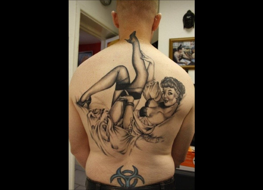 Artiste Inconnu Une Pin Up Tatouee Dans Le Dos 1024x738
