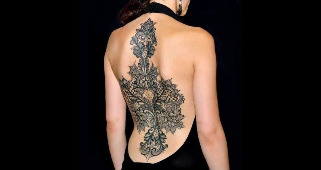 De Marco Manzo Tatouage Dans Le Dos Avec De La Dentelle 1024x545