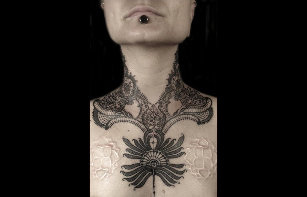 Encre Par Delphine Noiztoy Tatouage Avec De La Dentelle Au Niveau Du Cou 1024x656