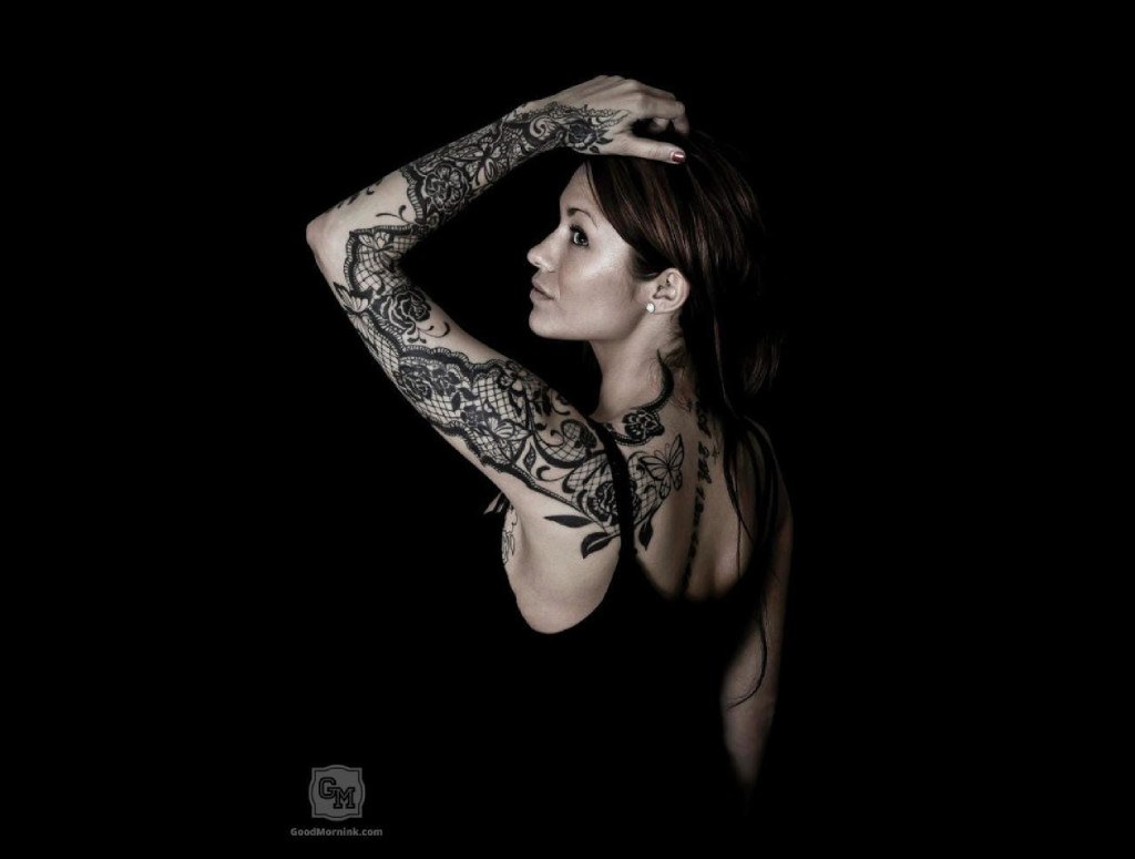 Encre Par Susanne Yvonn Pettersen Tatouage Avec De La Dentelle Au Niveau Du Bras Et De Lepaule 1024x775