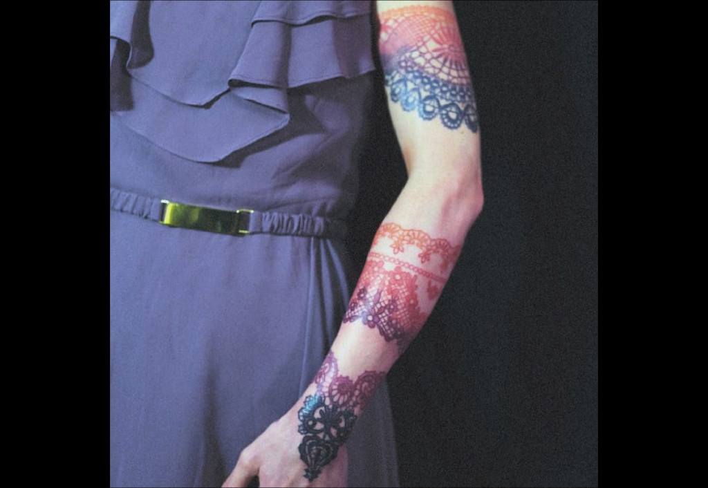 Pique Par Dodie Tatouage Avec De La Dentelle Au Niveau Du Bras 1024x706