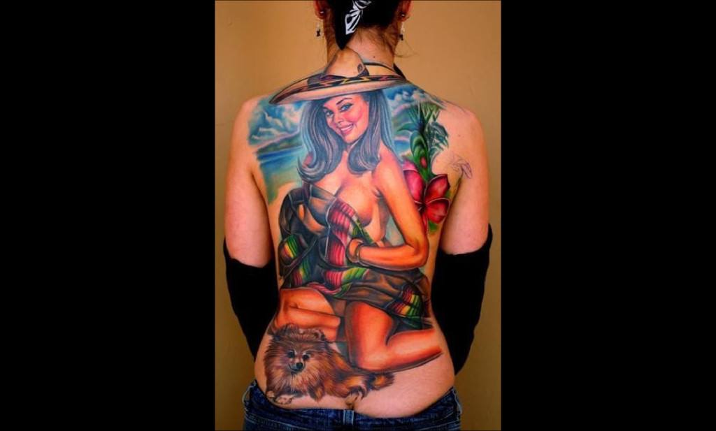 Pique Par Nikko Hurtado Une Pin Up Tatouee Dans Le Dos 1024x617