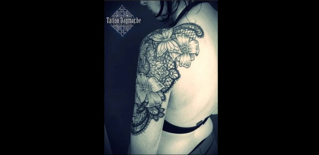 Tatoue Par Dagmar Tatouage Avec De La Dentelle Au Niveau Du Bras 1024x497